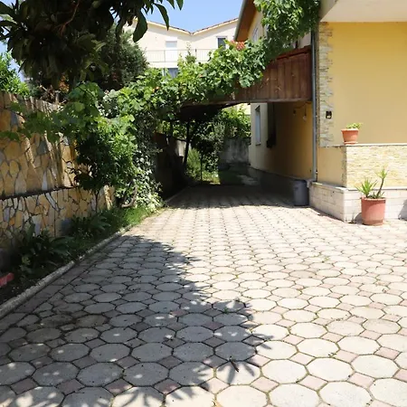 Raisa Guesthouse 12 Berat Exterior photo